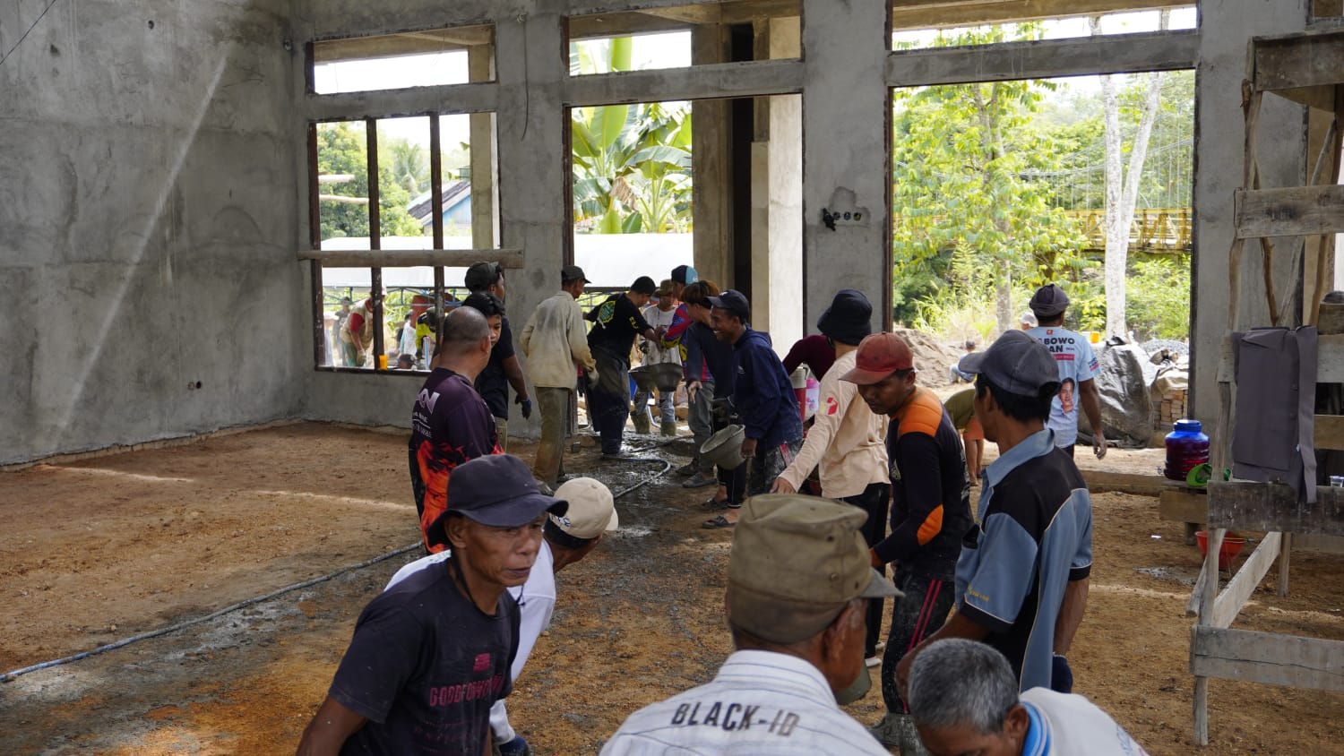 Gotong Royong Pengecoran Lantai Musholla Ishlahul Ummah Mangkalawat